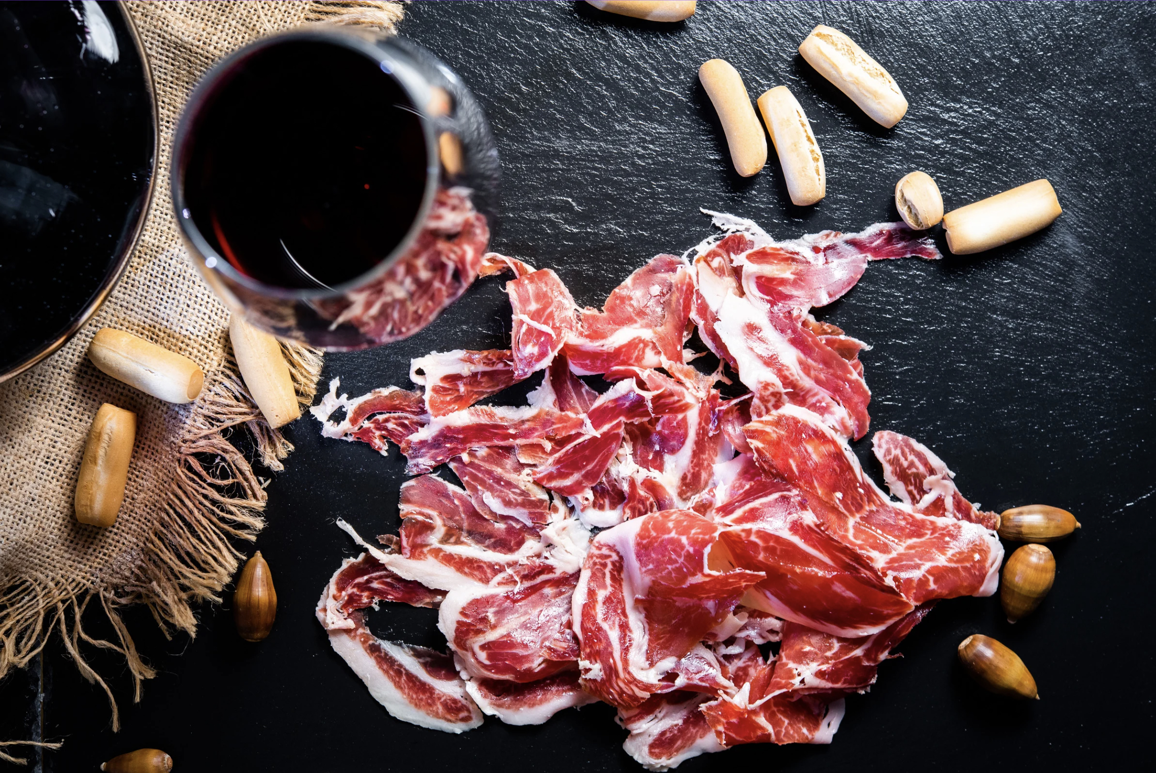 Productos gourmet de cercanía: jamón ibérico de bellota y vino tinto selección