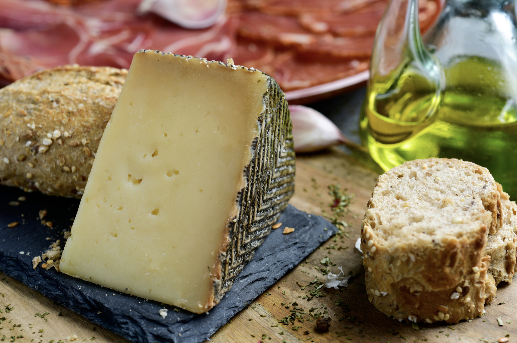 Inicio perfecto para tu mesa: queso manchego Manchuela con pan artesanal.