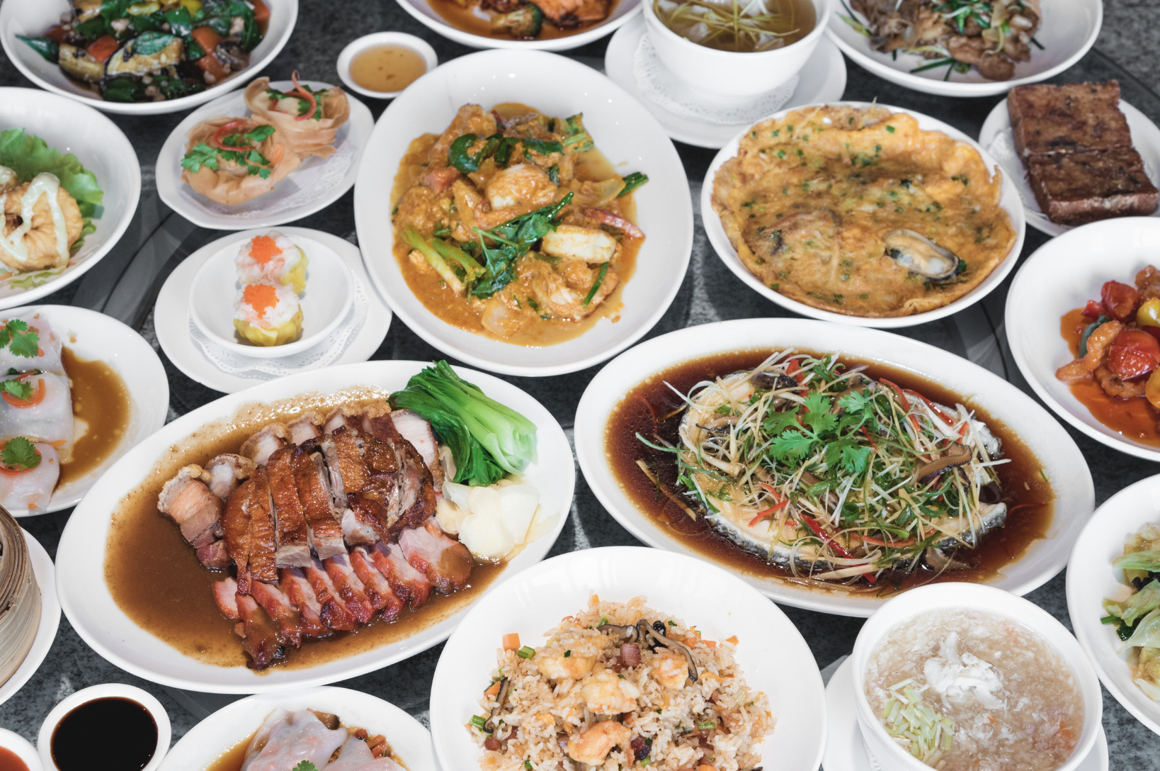 Mesa con platos variados de comida china tradicional