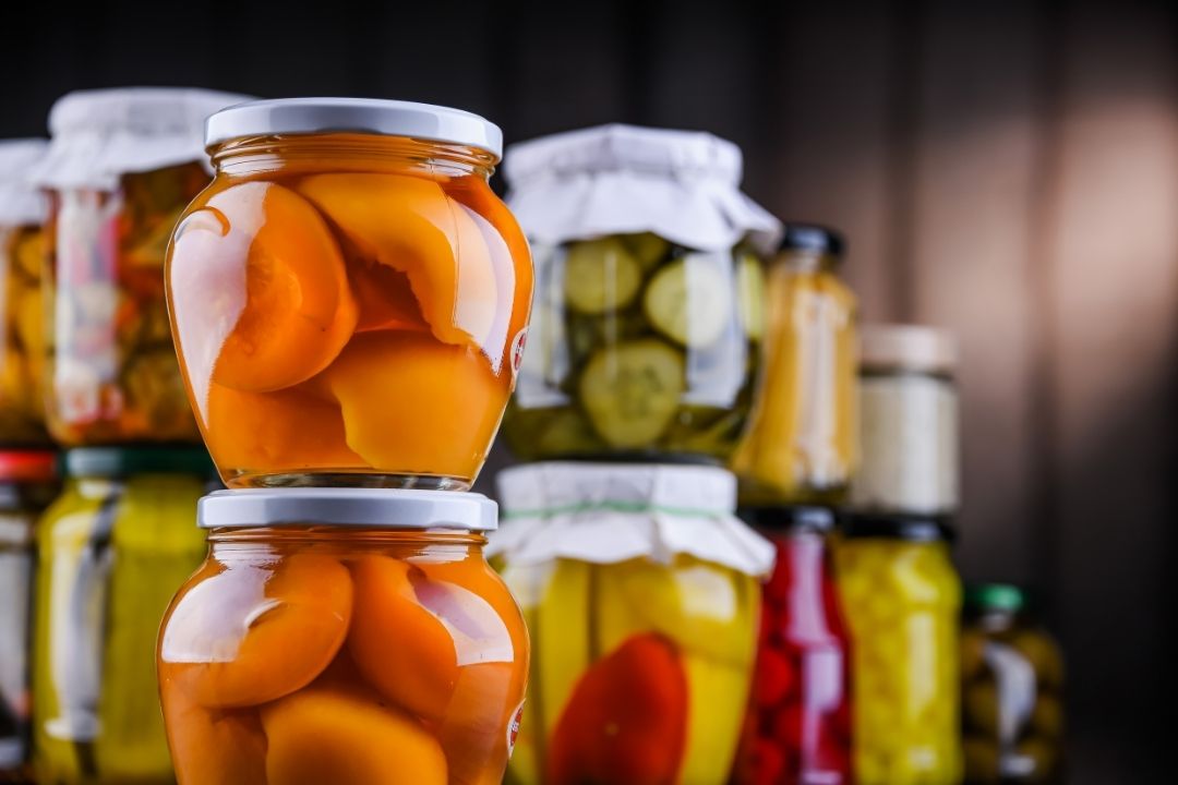 Productos gourmet Manchuela: conservas artesanales de frutas y encurtidos seleccionados.