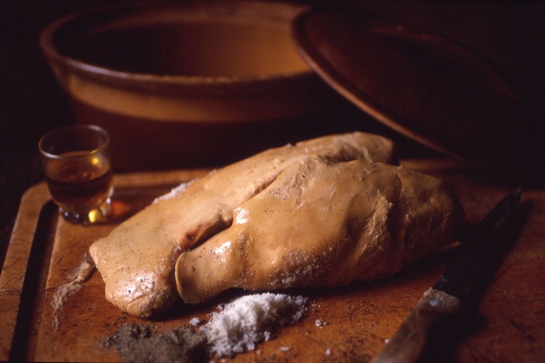 Productos gourmet: foie gras fresco de cercanía, sabor intenso y textura cremosa.