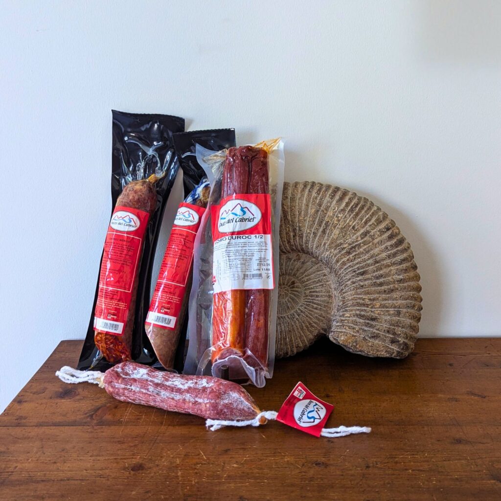 Inicio perfecto con embutidos La Serranía, calidad gourmet para tu mesa.