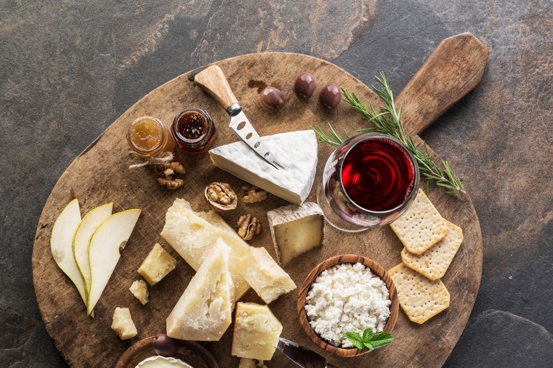 Productos gourmet: tabla de quesos y vino tinto, máxima calidad para degustar.
