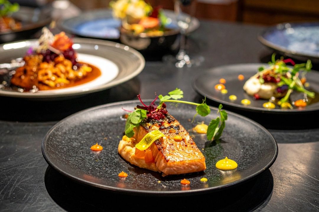 Productos gourmet de cercanía: salmón a la plancha premium con presentación elegante