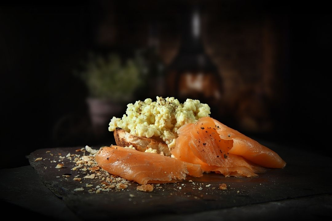 Productos gourmet Hoces del Cabriel: tostada con salmón ahumado y huevos revueltos